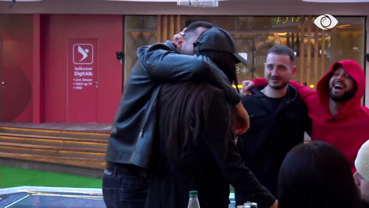 “Unë jam kuqezi”/ Banorët këndojnë së bashku në oborr