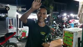 Download lagu Korban Corona Pengamen Dari Tegal Terpaksa Jual Suara Bikin Pengunjung Sop Roky Cilacap Ketawa Kaku mp3