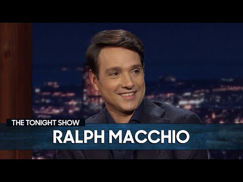 拉爾夫-馬奇奧駁斥空手道小子粉絲理論和傳聞 (Ralph Macchio Debunks Karate Kid Fan Theories and Rumors)