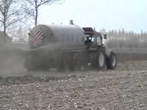 Marreel: Drijfmest spreiden.