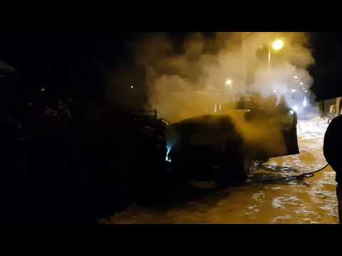 Masina care a luat foc pe strada Ionel Pop din Alba Iulia