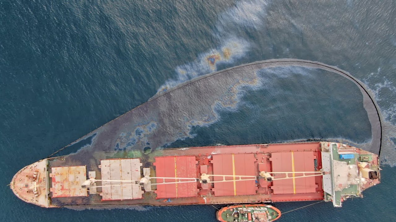 Gibraltar confirma una fuga de fueloil del buque OS35