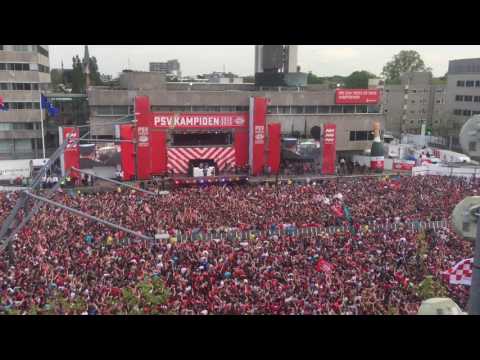 Wat een feest op het Stadhuisplein! Het dondert en het bliksemt!