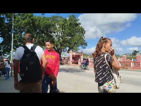 Avenida Libertadores  y el parqueo del Estadio Calixto García Holguín Cuba 