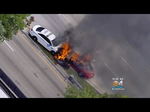 マイアミでの警察の追跡に続いて火災でヘッドオンクラッシュの結果 (Head-On Crash Results In Fire Following Police Chase In Miami)