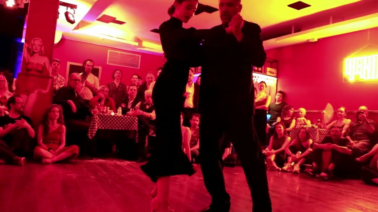 Roberto Zuccarino y Aldana Valentina - Milonga del 83 - D'Arienzo