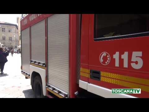 2017-04-07 PISTOIA - INCENDIO VICINO A BATTISTERO, FORSE ATTO VANDALICO