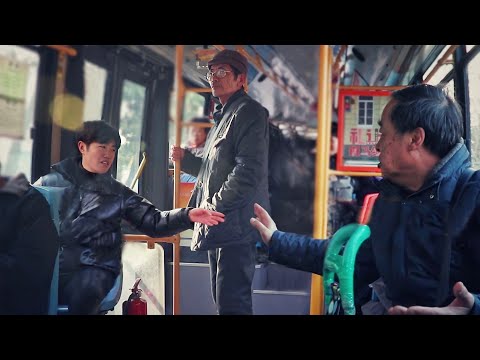 當老人乘坐公交遭嫌棄辱罵，看到這一幕的大家會怎麼做？