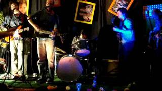 Colmillos :: Orquesta de perros en Un enano en la estación :: 7° edición