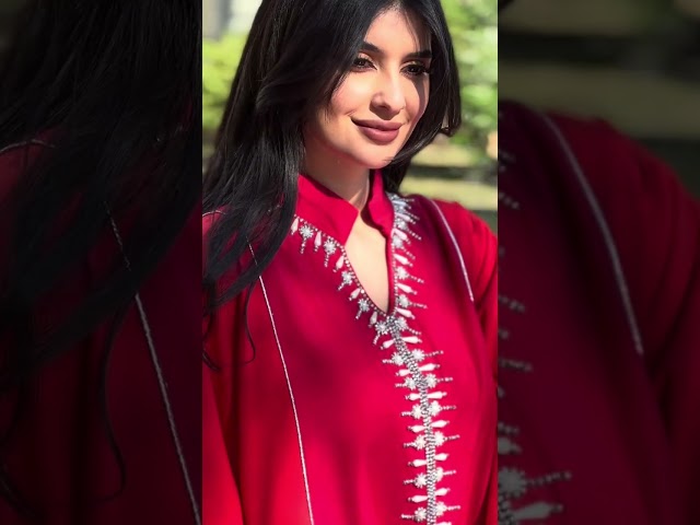 جلابية حمراء باكمام ريش