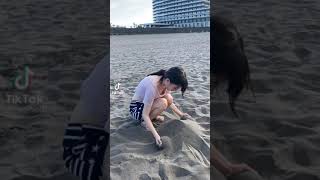 【TikTok】砂浜で遊んでいる女性の胸元