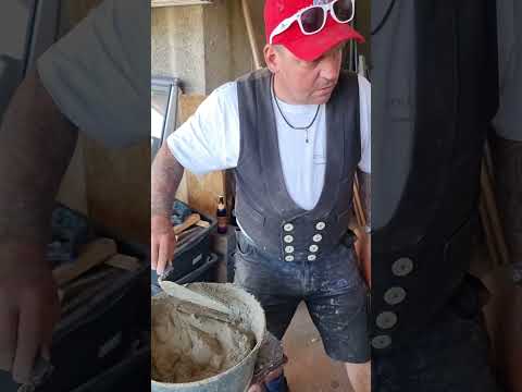 Lehrgang und Prüfungsvorbereitung. Justin alias Schieferhenry übt Kalkleiste. Biberschwanz