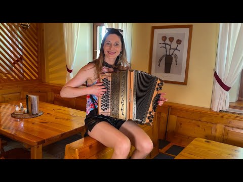 Claudia Hinker spielt "Griaß di Gott Frau Wirtin" auf ihrer Steirischen Harmonika