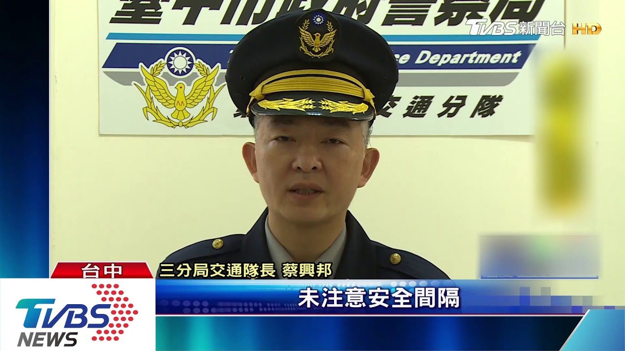 沒看後方車就切！騎士險被輾　頭卡底盤