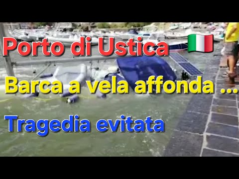 USTICA 🇮🇹. Incidente, barca a vela affonda dentro il porto. di "Claudio La Valle" #incident #vela