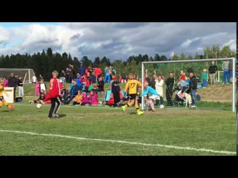 Henrik Mo slår tre tunneler og setter ballen i mål