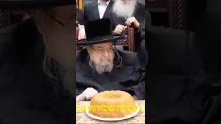 האדמו״ר מבעלזא בכתיבת אות בספר תורה ועריכת לחיים לכבוד המעמד