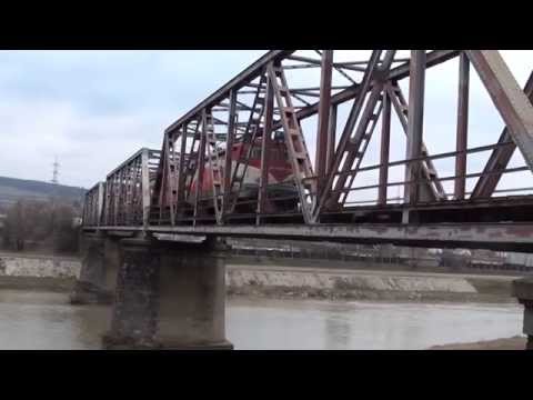 Tren R5703 Suceava - Ilva Mica trece podul de peste raul Suceava - 14.03.2015