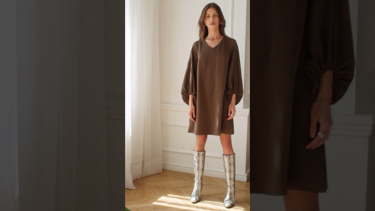 Sukienka z szerokimi rękawami i dekoltem - khaki