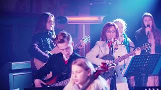 Rozpięty na ramionach