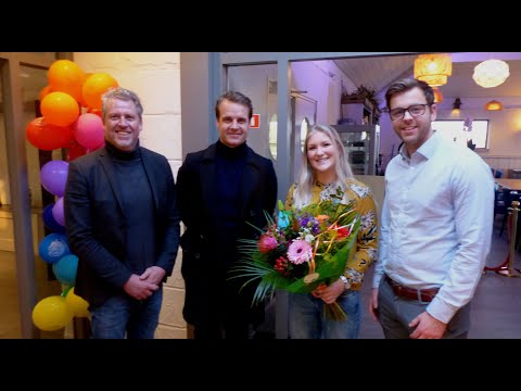 Wethouders Soeterboek en Hamerslag maken kennis met nieuwe eigenaar 'De Pannekoekenbakker' Zuidland.