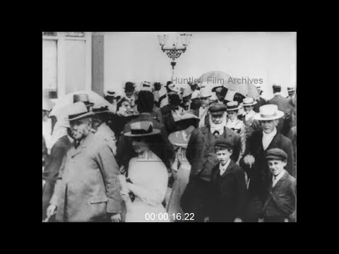 Crowds on the Pier at Brighton Seaside, 1890s - Film 1011062