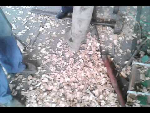 wood chipper with feeder conveyor and upper discharging