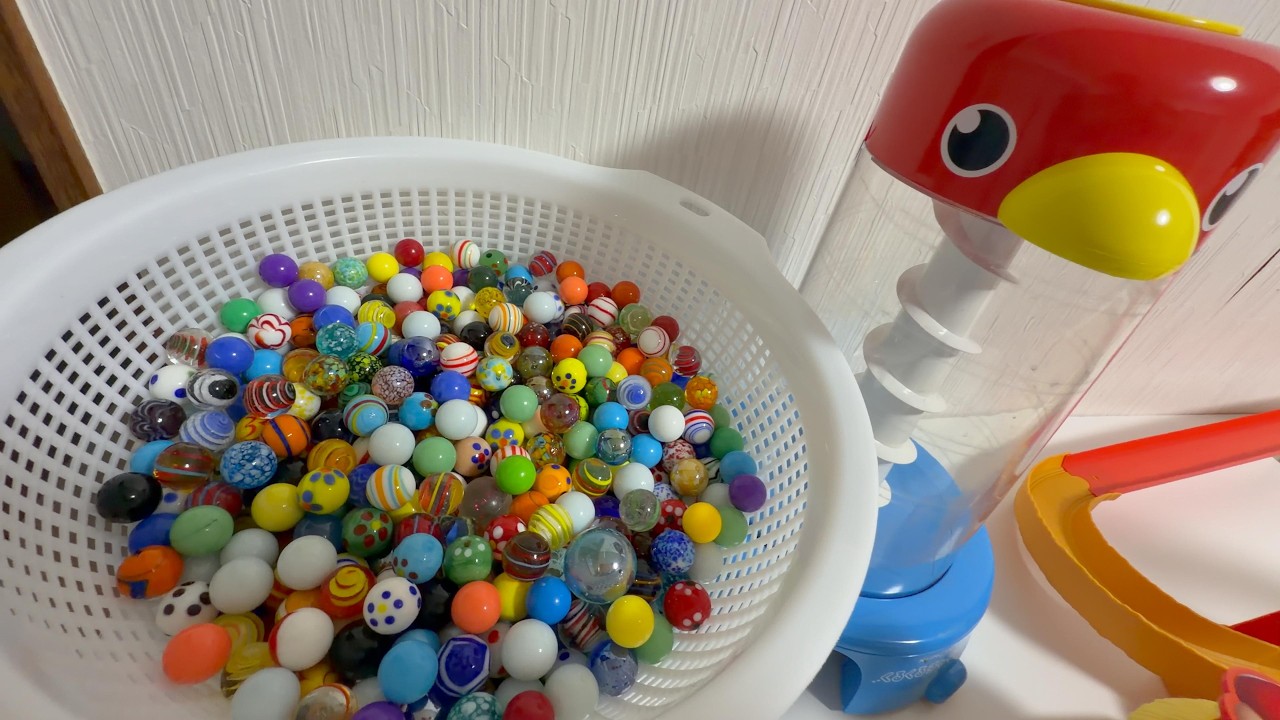 Let's play Marble Run! ⭐ Roll the marbles in one, two, three! Marble, marble, marble!