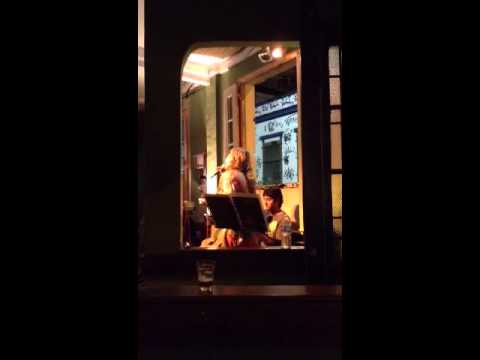 Alice Passos canta no Bar Semente