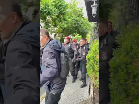    Ոստիկանները բիրտ ուժ կիրառելով բերման են ենթարկում անչափահասին