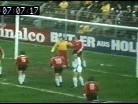 Gladbach v Hannover (1975-76)