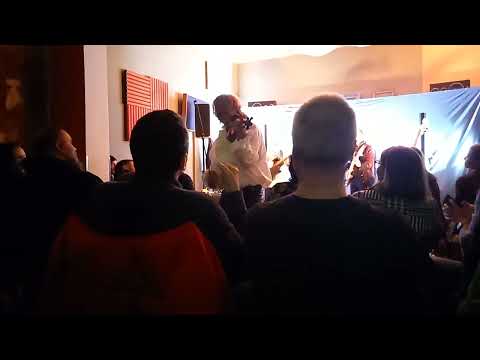 Mani Neumann rupe părul de la arcuş într-un concert farfarello la Oradea