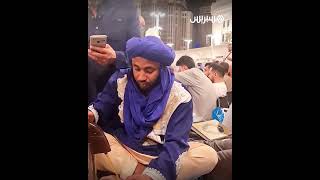 مغربي يقدم الشاي للمعتمرين في مكة المكرمة thumbnail