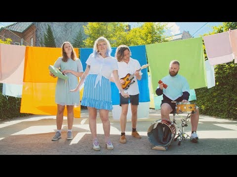 Katinka Band - 2000 meter i frit fald (Officiel video)