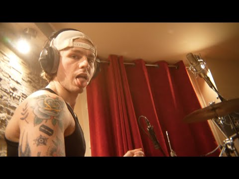 20:02 - faded flowers (Visualiser)