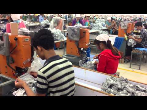 Automatic snap button machine