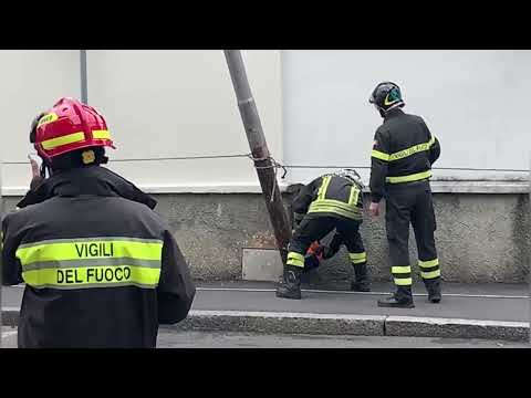 Camion distrugge un palo e un balcone nel centro di Varese