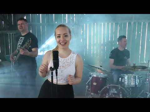 Hudobná skupina AT BAND - A ja taká dzivočka / Nebudem sa vydávati / Načo ste ma mamko