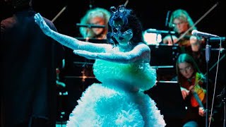 Björk- Bachelorette (live)