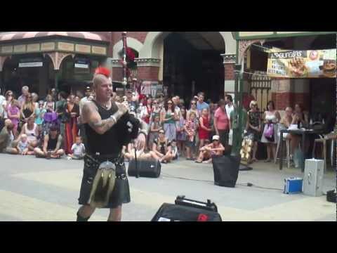 Rockin the pipes in Fremantle Sunday market: The Badpiper!