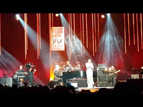 David Foster "I Have Nothing" Feat. Lea Simanjuntak at Java Jazz Festival 2016