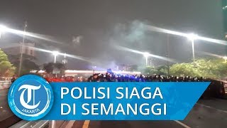 VIDEO: Ratusan Petugas Kepolisian Lengkap dengan Mobil Rantis Bersiaga di Jembatan Semanggi