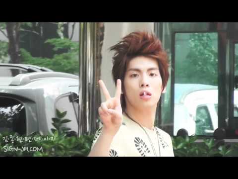 [fancam] 110531 SHINee Jonghyun discovers camera + V sign @ Iммσrtal S0пg 2