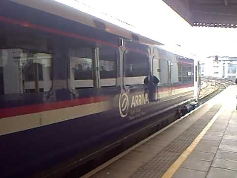 175 113 arriva trains wales arriving in cardiff central
