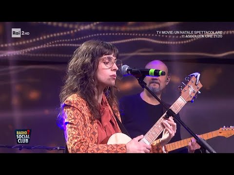 Anna Castiglia con "Un tempo piccolo" - Radio2 Social Club 21/12/2023