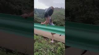 【Funny China】パンチラ?荷物は重そうだね