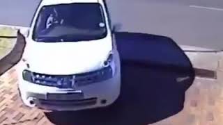 Carro blindado se joga no carro dos bandidos