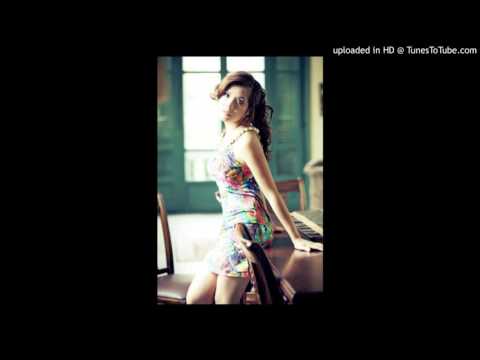 Thể hiện bởi Huệ Quyên