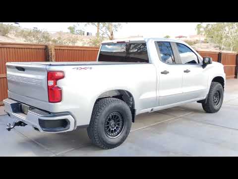 2020 Silverado 4x4 NON TRAIL BOSS running 285/75r17 Yokahamas, 17x8.5 KMC & 2" Readylift level kit.