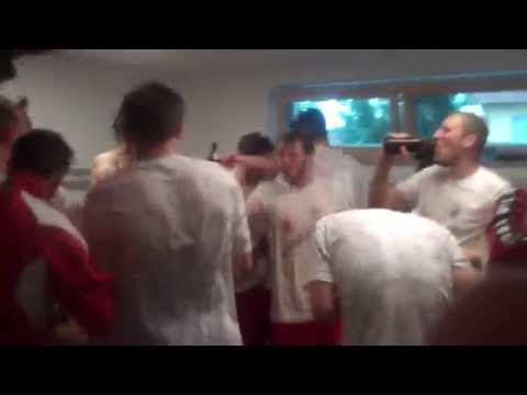 Kabinenparty! Die Gilchinger Spieler feiern den Aufstieg